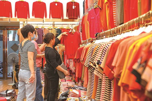 服裝城商家備足貨源迎五一，箱包銷售迎旺季